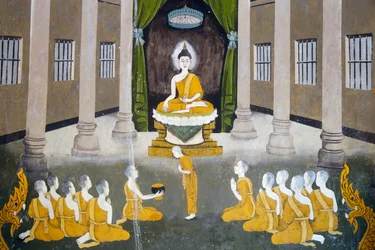 Fresko, das eine Szene aus dem Leben Buddhas in Wat Phra Doi Suthep, Chiang Mai darstellt. Buddha mit seiner Sangha. Thailand